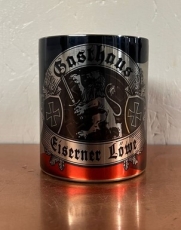 Edelstahltasse mit Karabinerhakengriff - Gasthaus Eiserner Löwe - Motiv 2 Edelstahltasse mit Karabinerhakengriff - Gasthaus Eiserner Löwe - Motiv 2