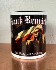 Tasse - schwarz - Frank Rennicke - Das Mädel mit der Fahne Tasse - schwarz - Frank Rennicke - Das Mädel mit der Fahne