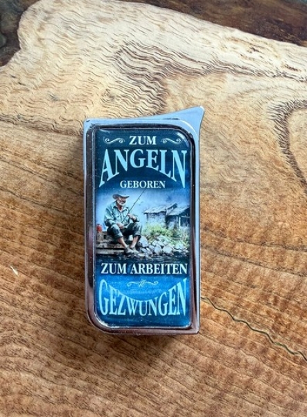 Feuerzeug - SM - Zum Angeln geboren - zur Arbeit gezwungen - Motiv 2 Feuerzeug - SM - Zum Angeln geboren - zur Arbeit gezwungen - Motiv 2